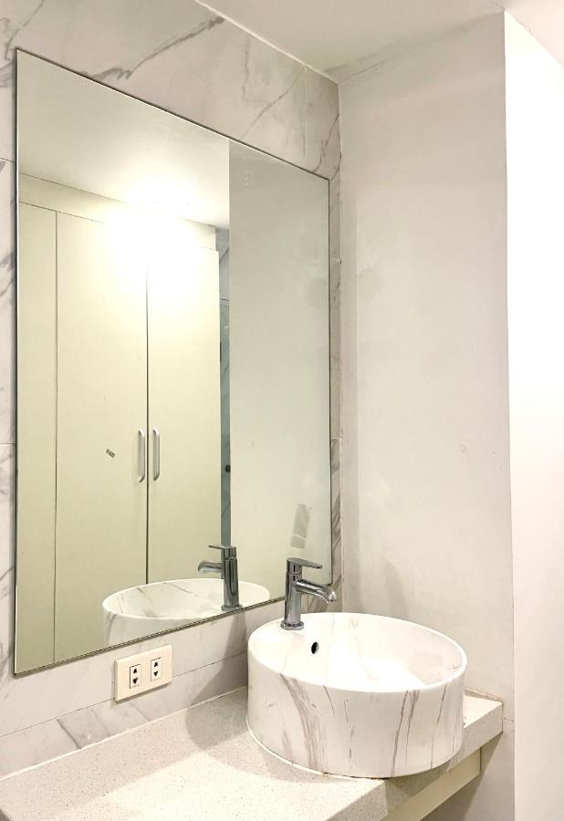 Burgundy Guest Suite Manila Zewnętrze zdjęcie